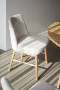 Amesbury stol ljusbeige tyg/ekben