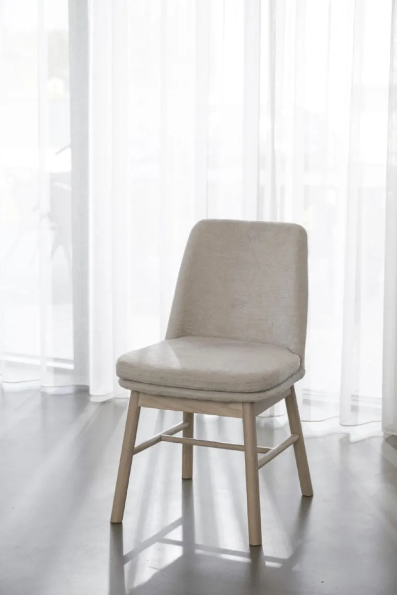 Amesbury stol ljusbeige tyg/vitpigmenterade ekben