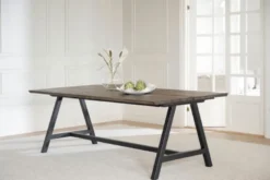 Carradale matbord 220 brun ek/A-ben svart met