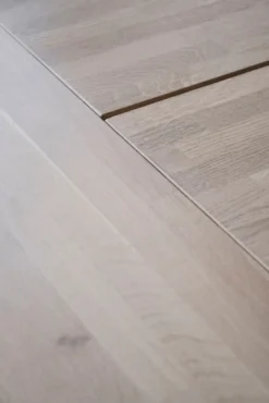 Carradale matbord 170 vitpigm. ek/A-ben svart met