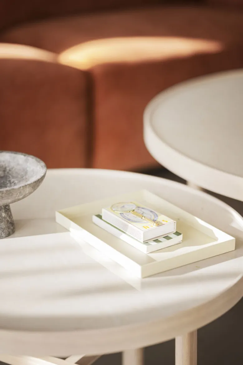 Marsden soffbord runt Ø60 beige keramik/vitpigmenterad ek
