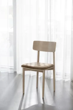Wolcott stol vitpigmenterad ek/brun läder-textil